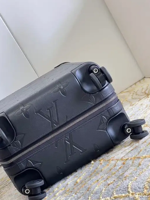 55 Louis Vuitton HORIZON 0313