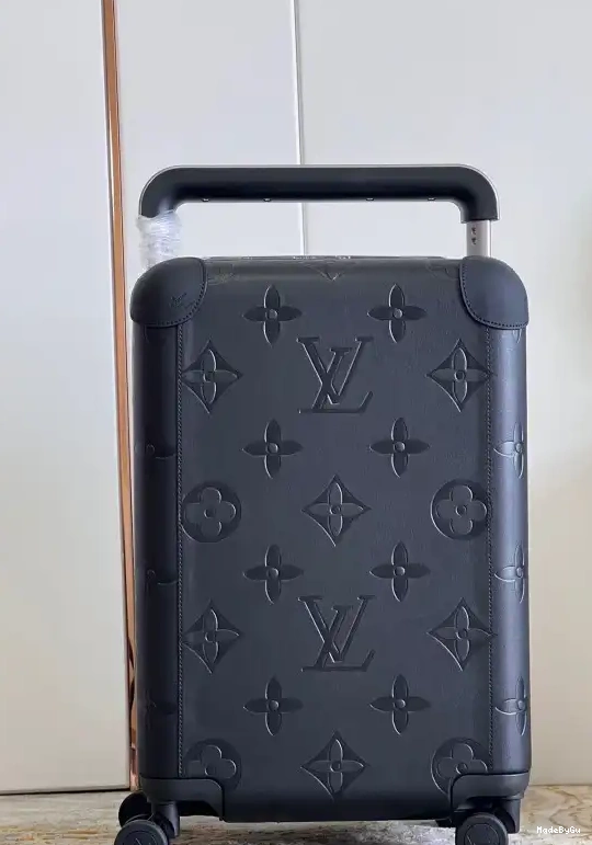 55 Louis Vuitton HORIZON 0313